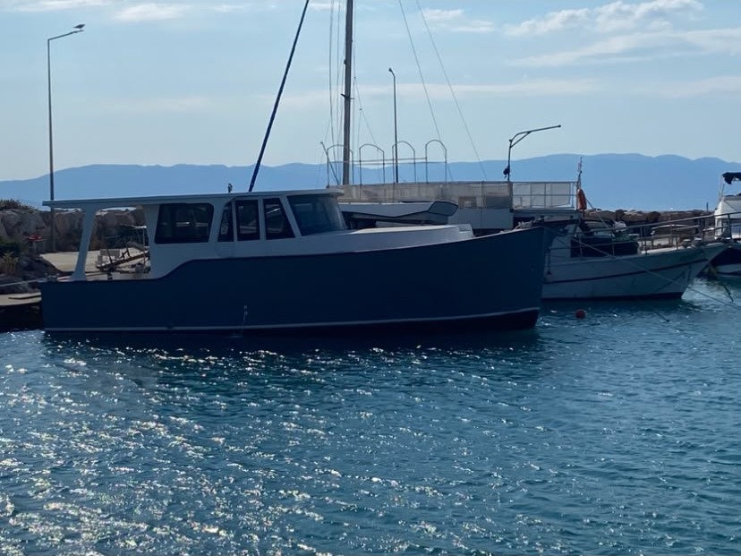 Gökçe-a trawler limanda