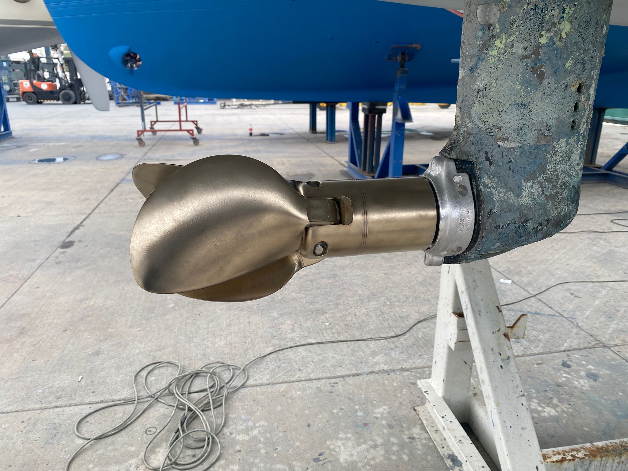 Volvo Penta saildrive ve parlatılmış bronz katlanır pervane